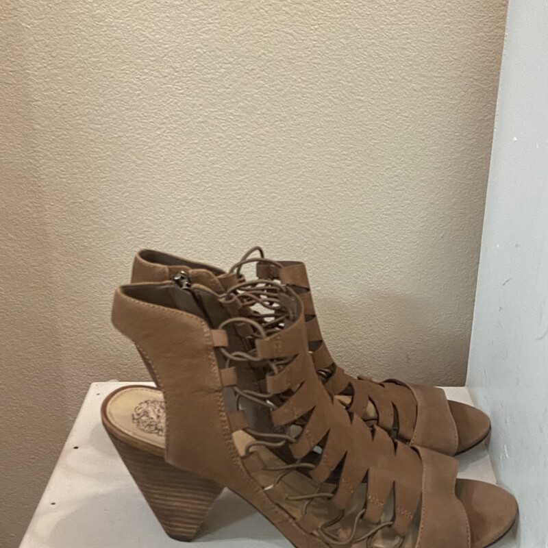 Brw Cut Out Zip Cone Heel<br />
Brown<br />
Size: 11