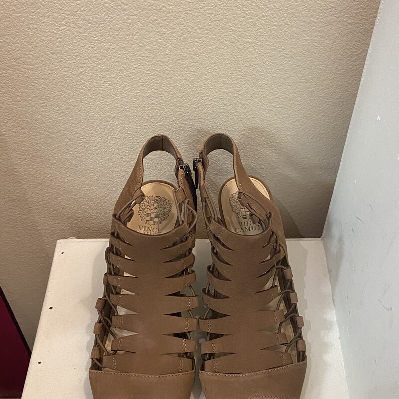 Brw Cut Out Zip Cone Heel<br />
Brown<br />
Size: 11
