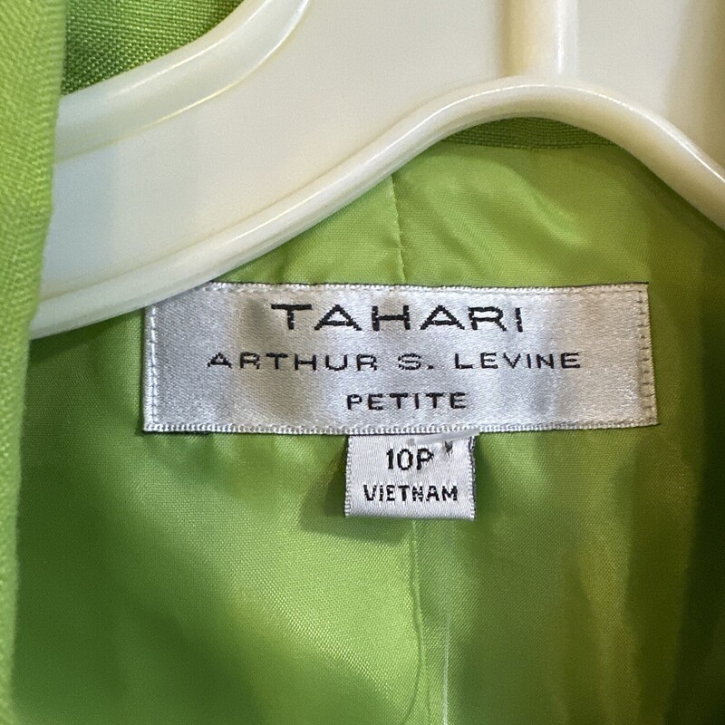 Tahari Blazer, Green, Size: 10PET<br />
All Sales Are Final<br />
No Returns<br />
<br />
Shipping Available<br />
 or<br />
 Pick Up In Store Within 7 Days of Purchase<br />
<br />
Thank You<3