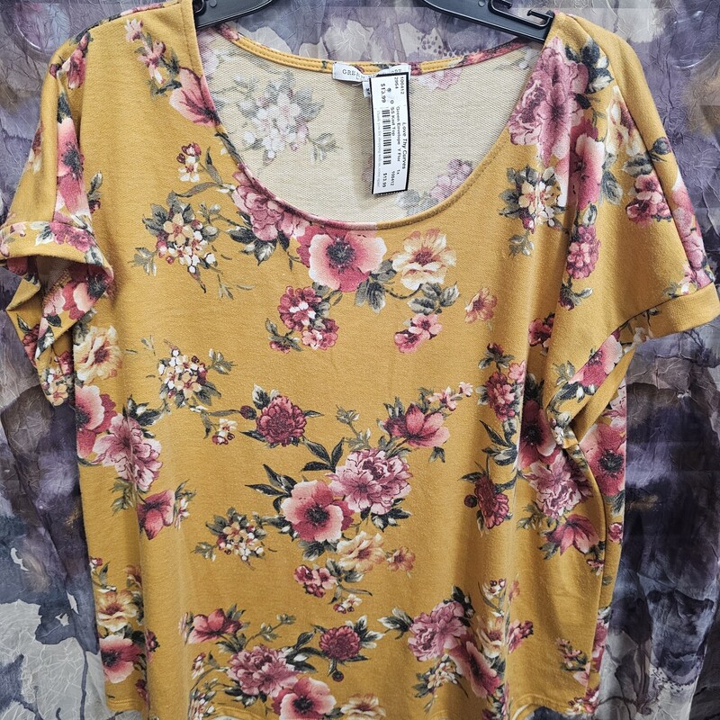 Short sleeve knit top in yellow with floral pattern