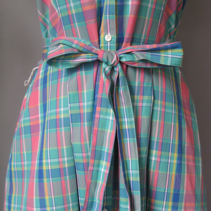 Perfect preppy summer dress from Brooks Brothers.
It's made of smooth cotton poplin (like a shirting material) in a pretty blue and pink plaid.

It buttons all the way open from the neck to the hem
Short sleeves
Pleated skirt
Pockets
removeable sash belt
Marked size 12
Flat measurements, pls double where appropriate:
Shoulder to shoulder: 15.5
armpit to armpit: 21.5
waist: 17
hip: 24
length: 37
75

thanks for looking!
#2592