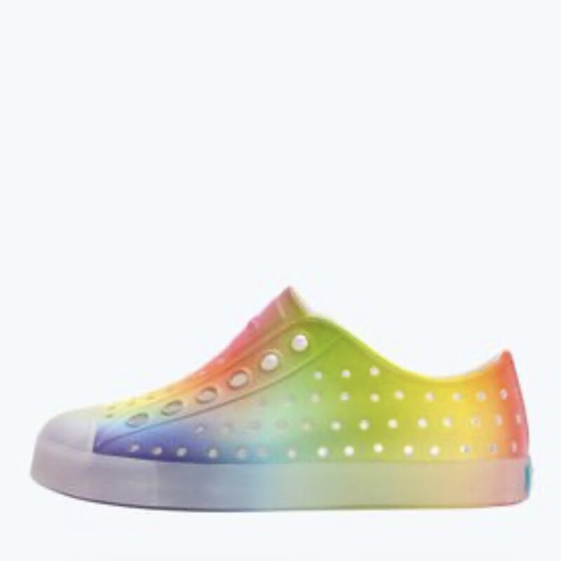 Native Jefferson Youth, Rainbow Blur, Size: J1<br />
<br />
It's the leader of lite-ness and our original EVA all-star, the uncompromisable Jefferson. Like any reigning ruler of the ring, the Jefferson encompasses all of the fine features that you'd expect from a Native shoe. It's shock absorbent, odor resistant, hand-washable, and comes in an infinite assortment of colors and treatments. Capabilities clouds could only dream of.<br />
<br />
MATERIALS<br />
Rubber Rand and Toe<br />
Injection Molded EVA Construction