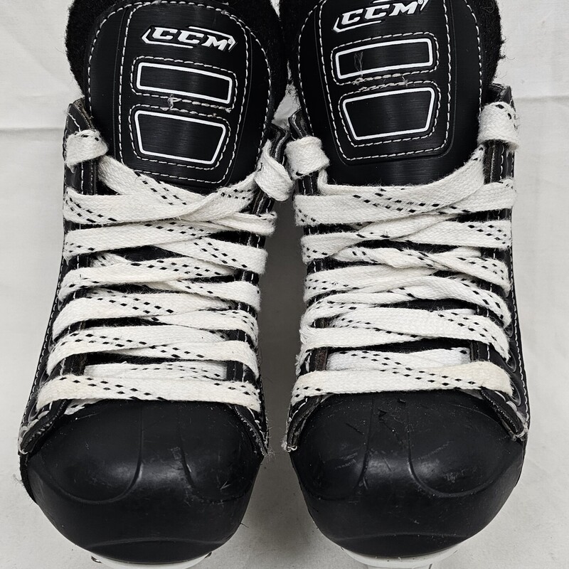 Pre-owned CCM 01Youth Hockey Skates, Size: Y8