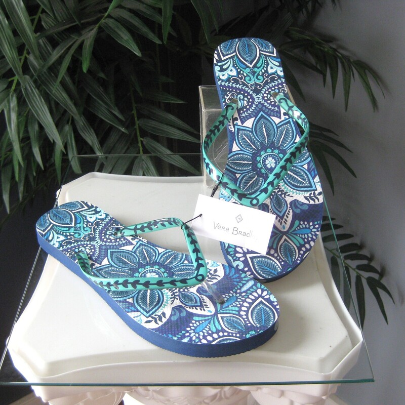 elevate your pool side look with these pretty Vera Bradley flip flops.
Size large, will fit a size 9/10 gal.

thanks for looking!
#70209