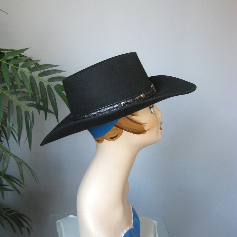Sheplers Cowboy hat
Black
Marked size S, inner hat band is 21.5 around
thin braided leather hat band with small silver medallions
Made in the USA, 100% Wool

Excellent condition, no flaws

I have the same hat in size M, on that one the inner hat band is one inch bigger than this one.

thanks for looking
#65477