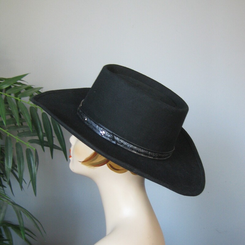 Sheplers Cowboy hat
Black
Marked size S, inner hat band is 21.5 around
thin braided leather hat band with small silver medallions
Made in the USA, 100% Wool

Excellent condition, no flaws

I have the same hat in size M, on that one the inner hat band is one inch bigger than this one.

thanks for looking
#65477