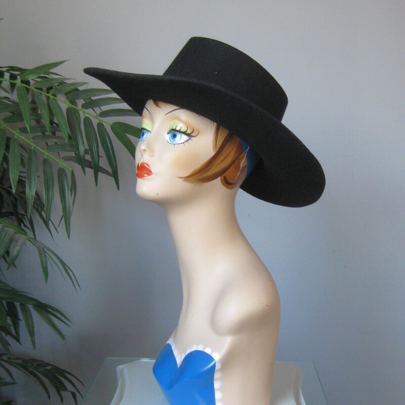 Sheplers Cowboy hat<br />
Black<br />
Marked size S, inner hat band is 21.5 around<br />
thin braided leather hat band with small silver medallions<br />
Made in the USA, 100% Wool<br />
<br />
Excellent condition, no flaws<br />
<br />
I have the same hat in size M, on that one the inner hat band is one inch bigger than this one.<br />
<br />
thanks for looking<br />
#65477