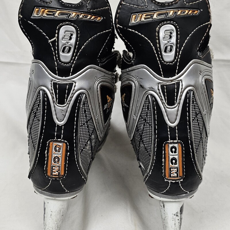 Pre-owned CCM Vector 3.0 Hockey Skates, Size: Y13.5