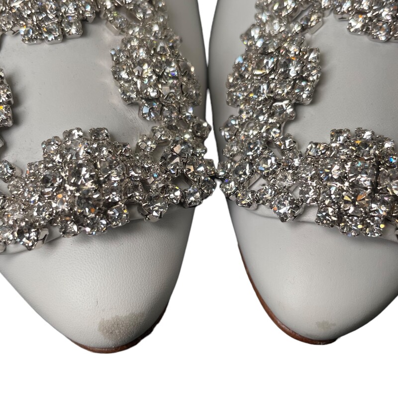White Manolo Blahnik Hangisi Heels
 Size:38
Inspired by the opulence of a French emperor, this almond-toe leather pump holds court with a bejeweled buckle based on one that Manolo Blahnik
Made in Italy.

Toes show minor wear.