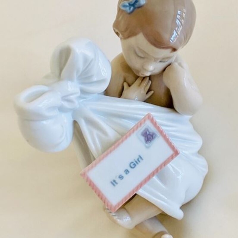 Lladro Heavens Gift Girl Figurine
White Brown Pink
Size: 5x5H