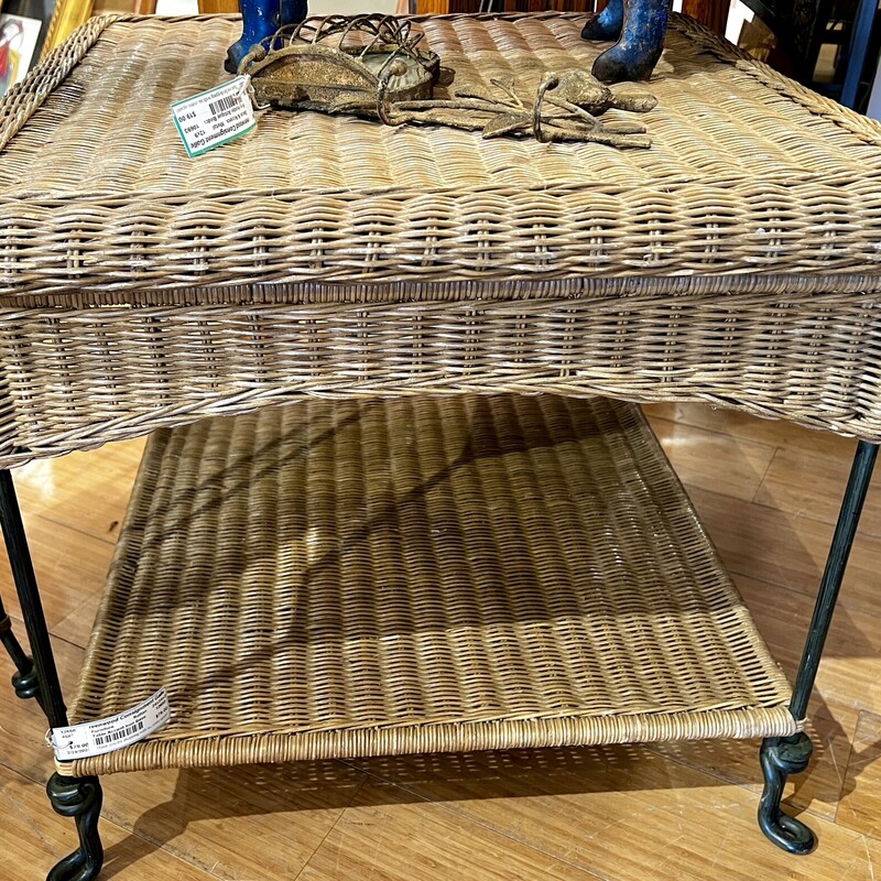 Table Accent Iron Base, Rattan,
Size: 24x24x21
