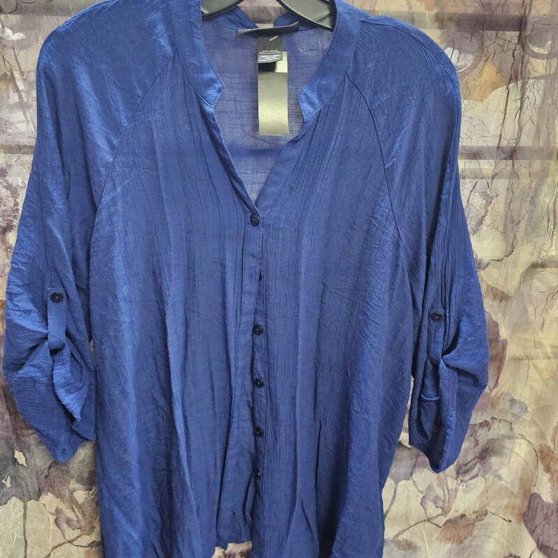 Button up blouse in blue.