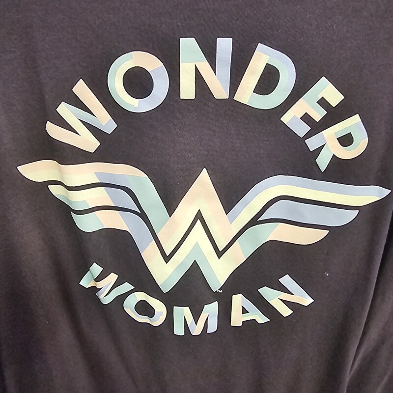 Wonder woman tee in black with short sleeves.