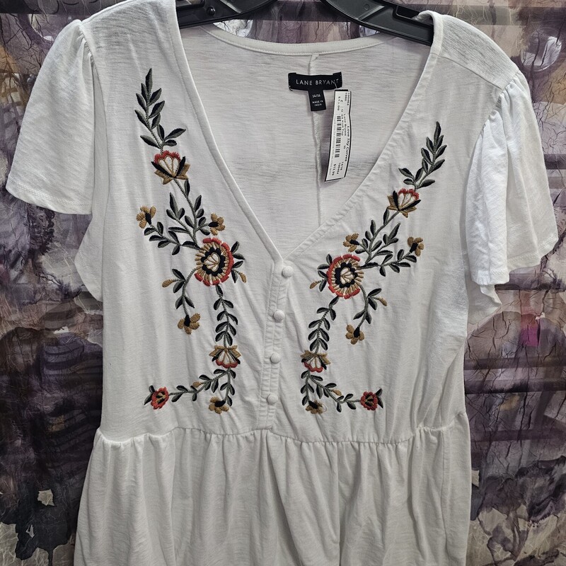 Short sleeve white knit top with embroidered floral design