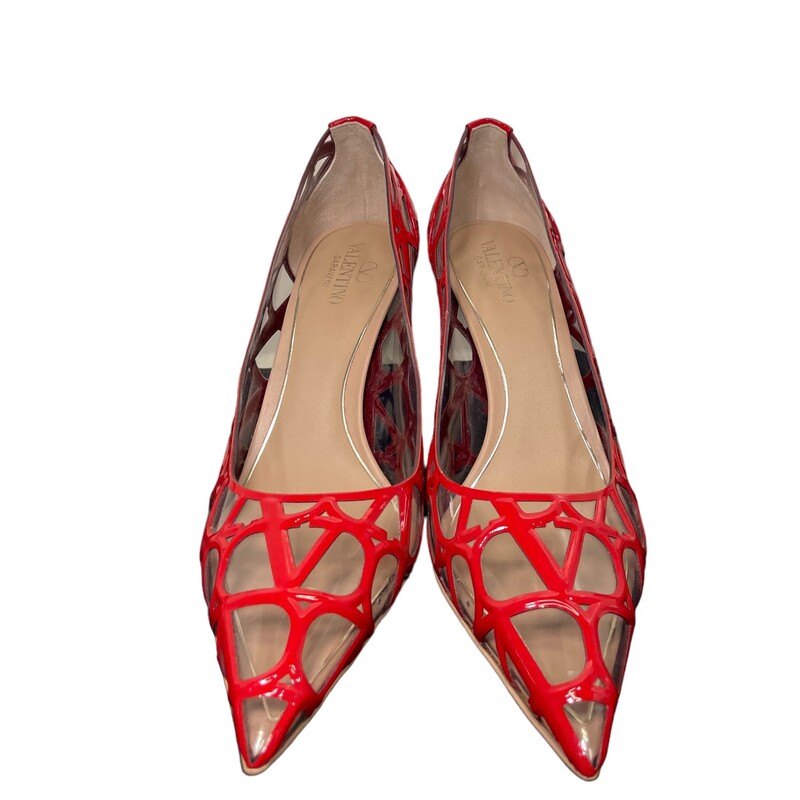 Valentino Garavani's Toile Iconographe collection introduces a '70s-inspired VLogo pattern that has a striking visual impact. Set atop conical heels, the pair is made from PVC with shiny patent leather accents creating a statement finish.<br />
Size: 38.5<br />
3.5in heel