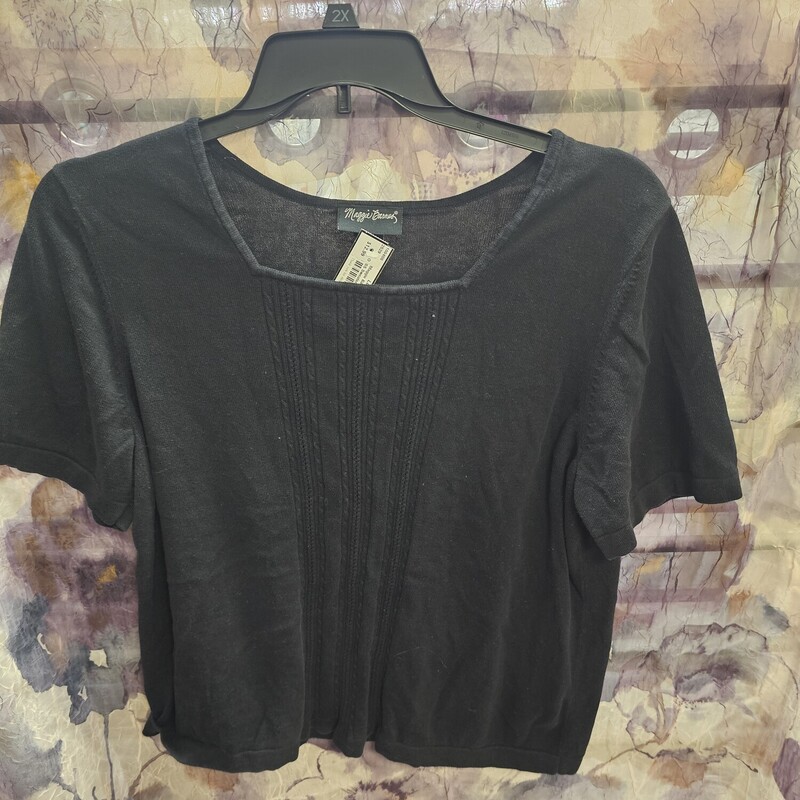 Short sleeve and light weight sweater in black