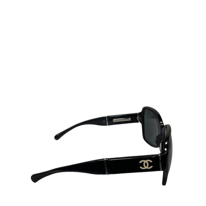 Chanel 1345 Black<br />
Black. Lenses: Gray, Polarized, Gradient<br />
Square lenses<br />
Some sctraches
