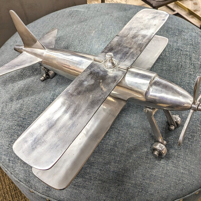 Aluminum Airplane
Silver Size: 25 x 22 x 9H