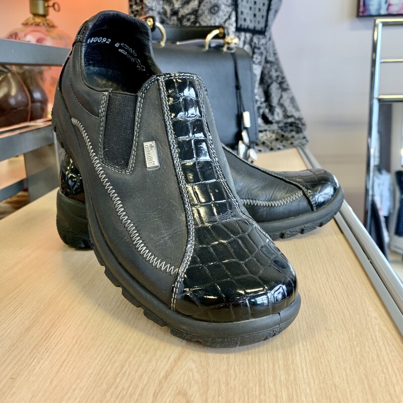 Reikers LU Shoe Slip On,
Colour: Black,
Size: 37 (6.5)