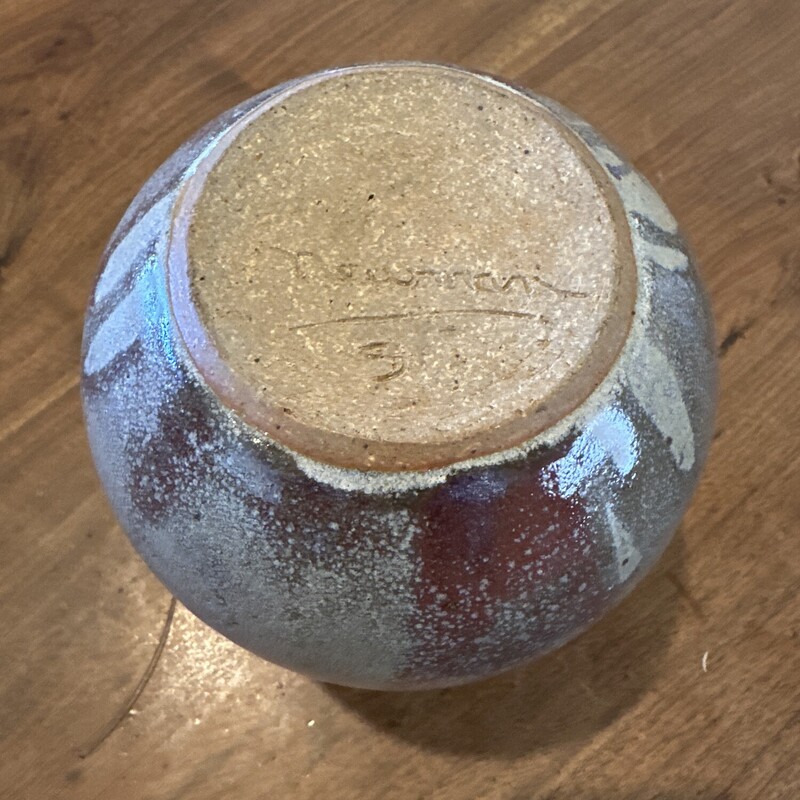 Ceramic Vase<br />
<br />
Size: 8Tx6W