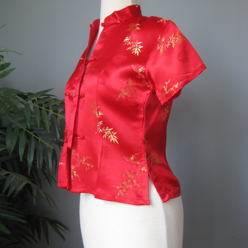 Vtg Oriental Rayon SS, Red, Size: Vtg 36<br />
Rayon chinoiserie top.   Red with gold embrodery<br />
Frog closures and snaps<br />
Short sleeves<br />
100% rayon<br />
marked size 36<br />
flat measurements:<br />
shoulder to shoulder: 15 9 this is narrower than most tops<br />
armpit to armpit: 18<br />
length: 20<br />
width at hem: 18.5<br />
<br />
Thanks for looking!<br />
#15467
