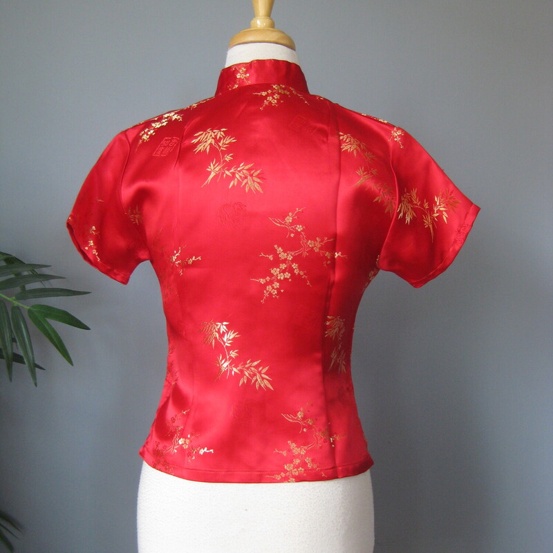 Vtg Oriental Rayon SS, Red, Size: Vtg 36<br />
Rayon chinoiserie top.   Red with gold embrodery<br />
Frog closures and snaps<br />
Short sleeves<br />
100% rayon<br />
marked size 36<br />
flat measurements:<br />
shoulder to shoulder: 15 9 this is narrower than most tops<br />
armpit to armpit: 18<br />
length: 20<br />
width at hem: 18.5<br />
<br />
Thanks for looking!<br />
#15467