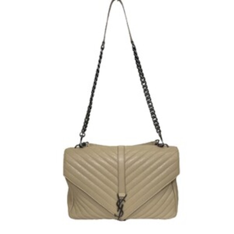 YSL College Large Tan Handbag<br />
<br />
Dimensions:<br />
32 X 20 X 8,5 CM / 12.5 X 7.8 X 3.3 INCHES<br />
<br />
MONOGRAM SAINT LAURENT TOP HANDLE BAG MADE WITH METAL-FREE TANNED LEATHER AND ORGANIC COTTON LINING, FEATURING A METAL CHAIN AND LEATHER REMOVABLE SHOULDER STRAP AND INTERLOCKING YSL SIGNATURE BUCKLE CLOSURE