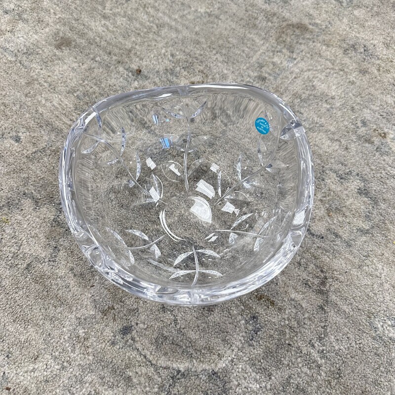 Leaves/Vines Crystal Bowl, Clear<br />
Size: 7in