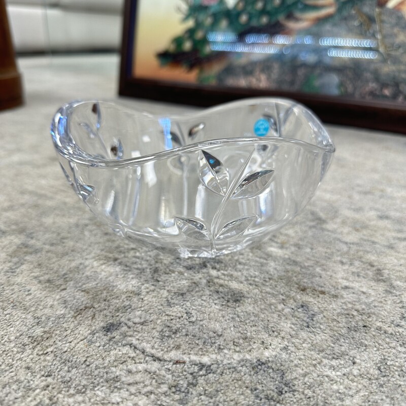 Leaves/Vines Crystal Bowl, Clear
Size: 7in