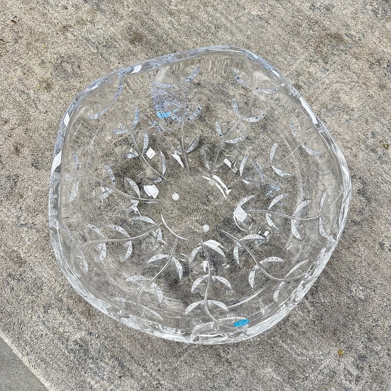 Tiffany & Co. Leaves/Vines Crystal Bowl, Clear<br />
Size: 10in