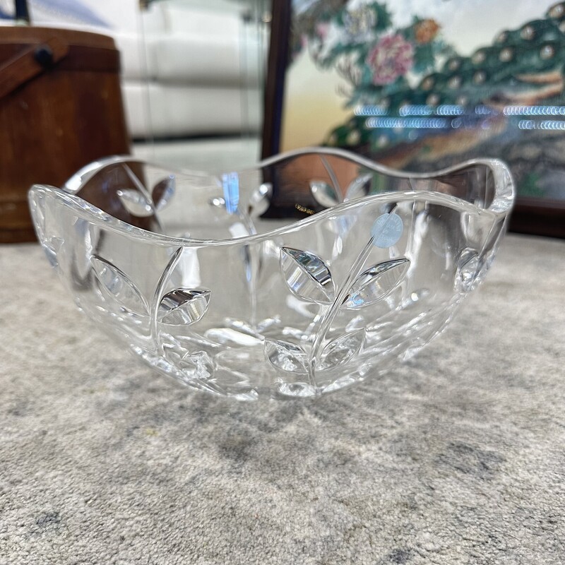 Tiffany & Co. Leaves/Vines Crystal Bowl, Clear
Size: 10in