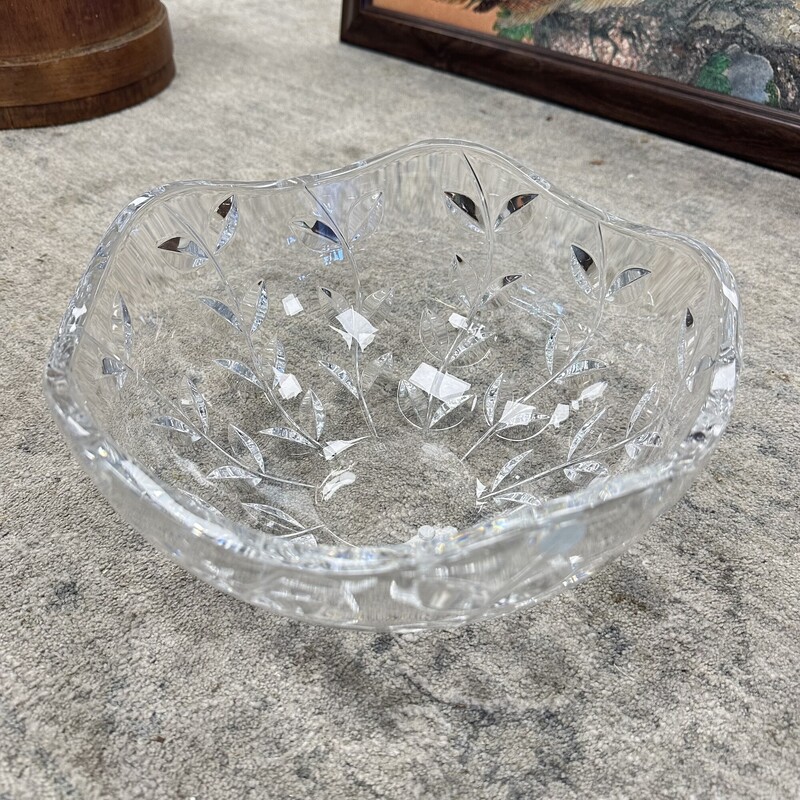 Tiffany & Co. Leaves/Vines Crystal Bowl, Clear
Size: 10in