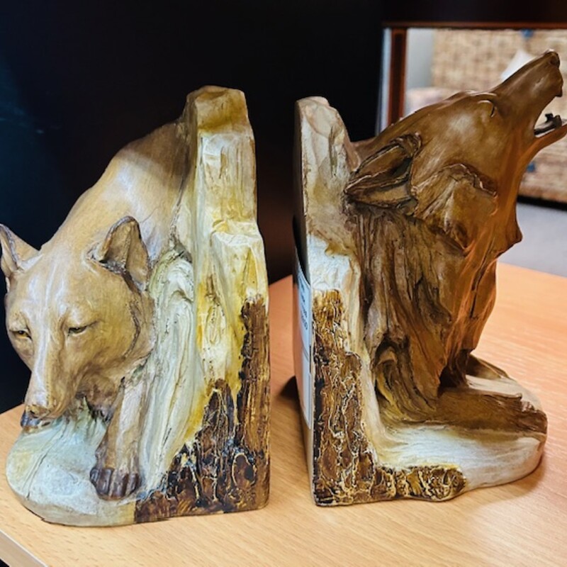 Set of 2 Resin Howling Wolves Bookends
Brown Tan Size: 4 x 6H