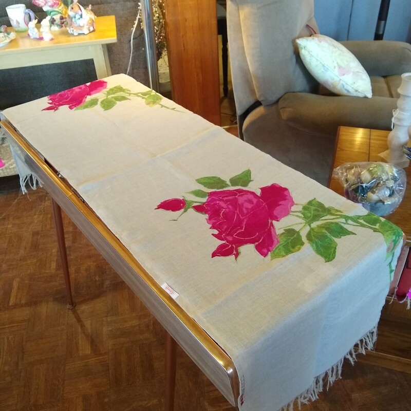 Floral Linen Table Runner

Beautiful table runner with linen look and bright pink floral design.  Made in Italy!

Size: 68 in wide X 18 in deep