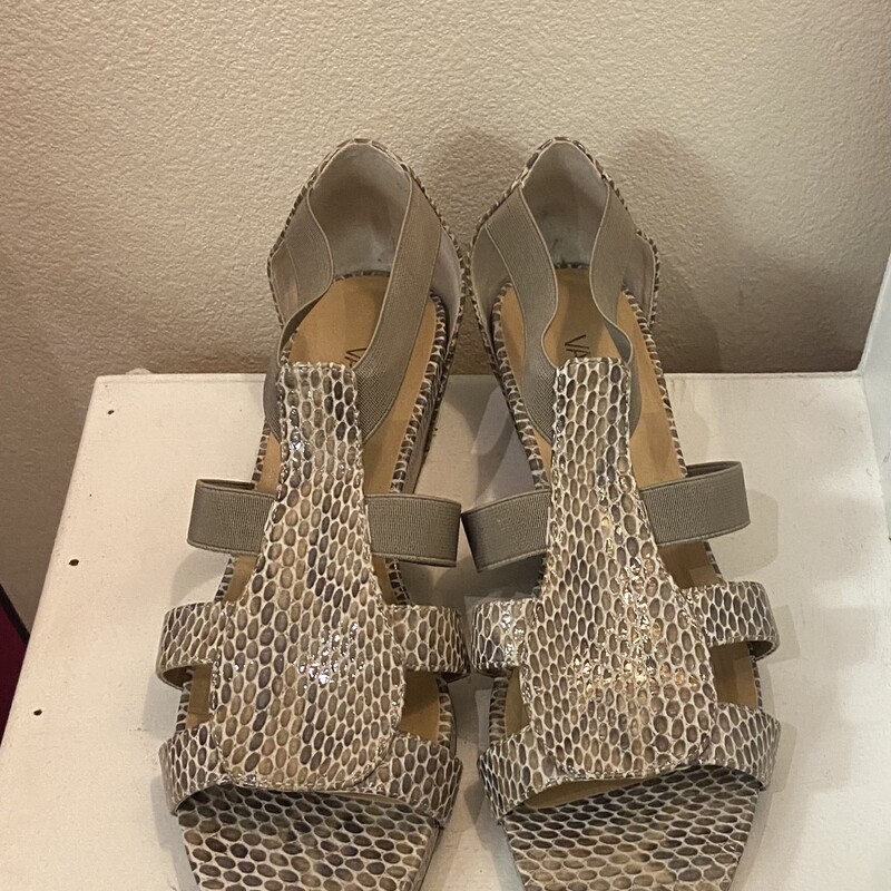 Taupe Snake Pat Sandal<br />
Taupe<br />
Size: 9.5 R $150