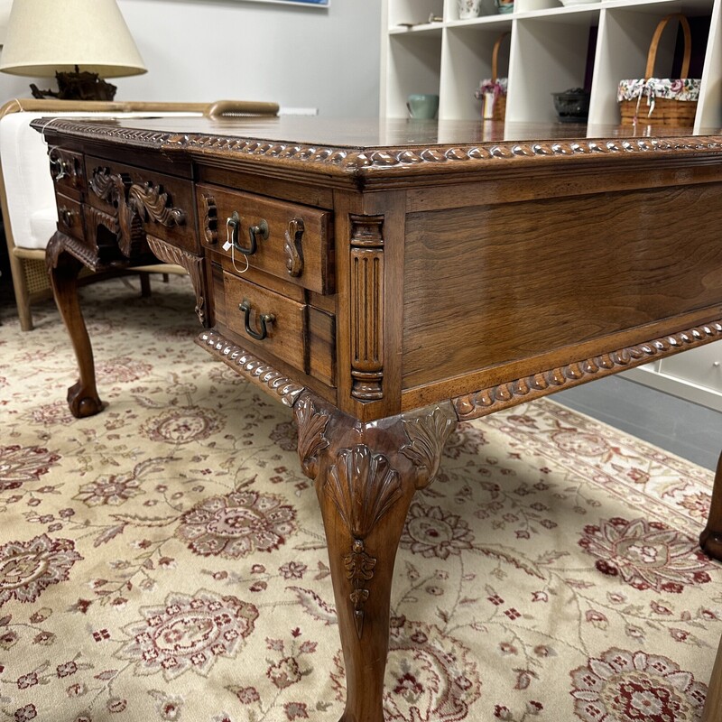 Large Carved Wood Desk, 4-Drawers
Size: 55x36x31