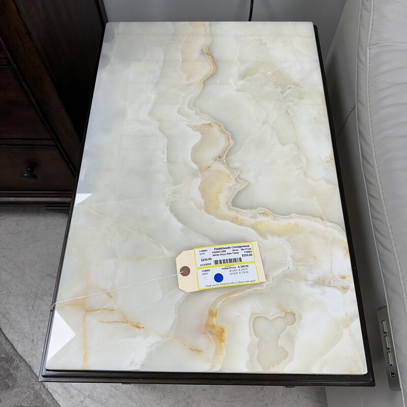 White Onyx Side Table<br />
Size: 26x17x23