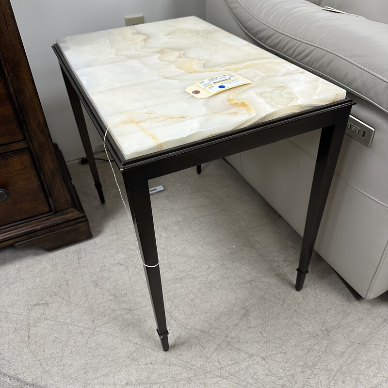 White Onyx Side Table<br />
Size: 26x17x23