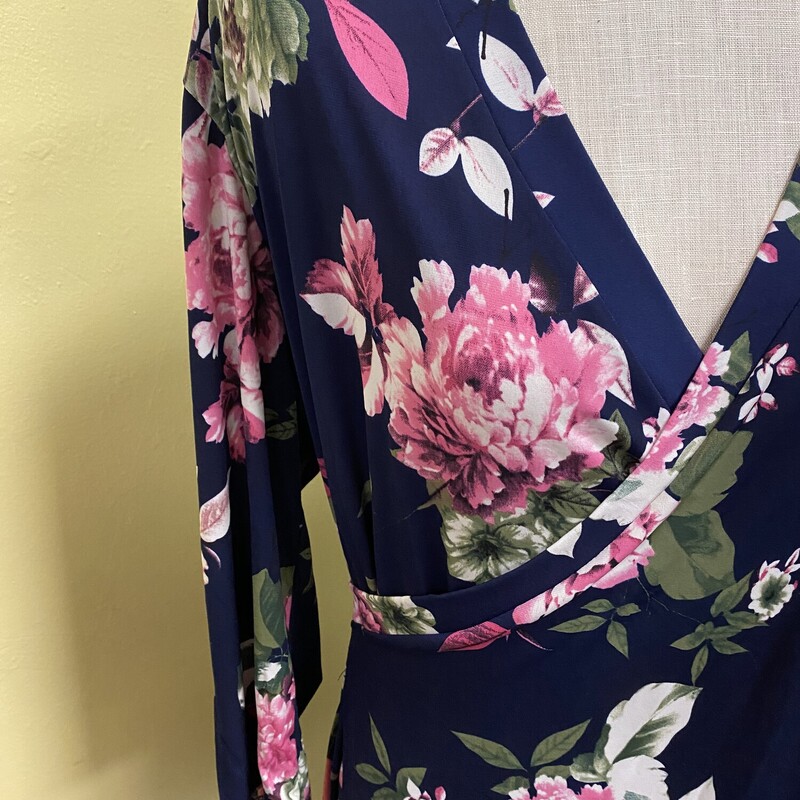 new with tags!!!<br />
this floral beauty is a definite this spring!!!!<br />
mid length<br />
wrap around style in the bust<br />
soft cotton feel<br />
<br />
Emerald, Blue, Size: 2xl
