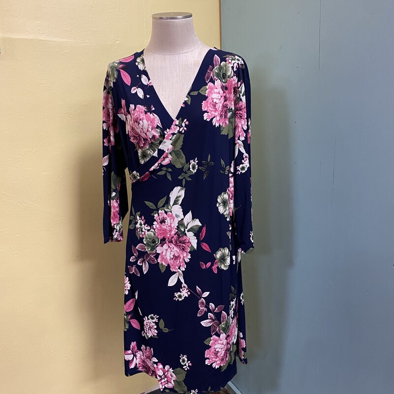new with tags!!!
this floral beauty is a definite this spring!!!!
mid length
wrap around style in the bust
soft cotton feel

Emerald, Blue, Size: 2xl