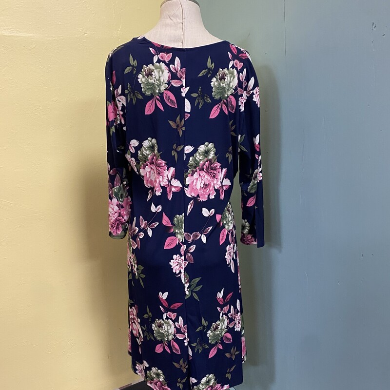 new with tags!!!<br />
this floral beauty is a definite this spring!!!!<br />
mid length<br />
wrap around style in the bust<br />
soft cotton feel<br />
<br />
Emerald, Blue, Size: 2xl