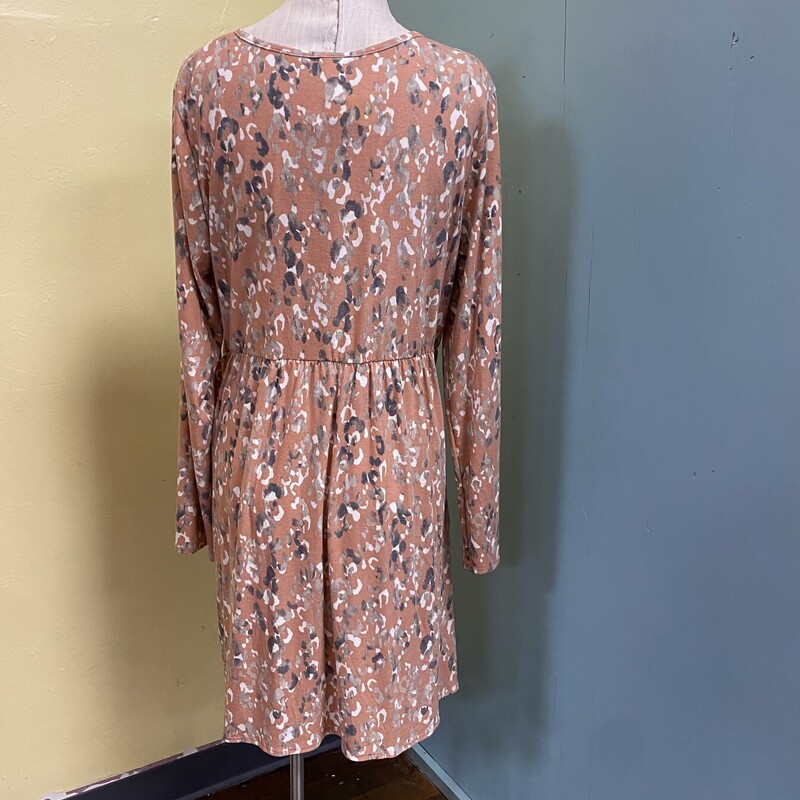 a gorgoeus print!!<br />
criss cross at the bust<br />
elastic waist<br />
mid length<br />
cotton with plenty of stretch<br />
has pockets!!<br />
<br />
Boutique, Peach, Size: 3X