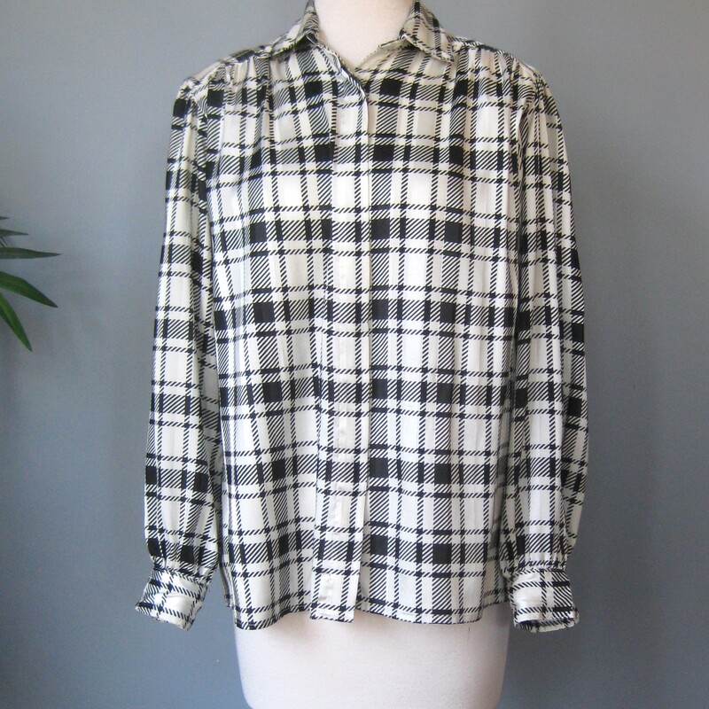 Vtg Evan Picone Silk, B/W, Size: 10
Overscale houndstooth pattern silk blouse from Evan Picone.  Probably made in the mid to late 80s
Just a simple mix and matchable high quality blouse.
Shoulder pads, puffed shoulders, made in the USA
Marked size 10  -seems like it is might fit size large as well.
flat measurements:
shoulder to shoulder: 16.5
armpit to armpit: 23
length: 25
Underarm sleeve seam length: 18
Width at hem:  22.5

thanks for looking!
#66869