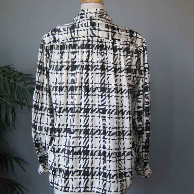 Vtg Evan Picone Silk, B/W, Size: 10<br />
Overscale houndstooth pattern silk blouse from Evan Picone.  Probably made in the mid to late 80s<br />
Just a simple mix and matchable high quality blouse.<br />
Shoulder pads, puffed shoulders, made in the USA<br />
Marked size 10  -seems like it is might fit size large as well.<br />
flat measurements:<br />
shoulder to shoulder: 16.5<br />
armpit to armpit: 23<br />
length: 25<br />
Underarm sleeve seam length: 18<br />
Width at hem:  22.5<br />
<br />
thanks for looking!<br />
#66869