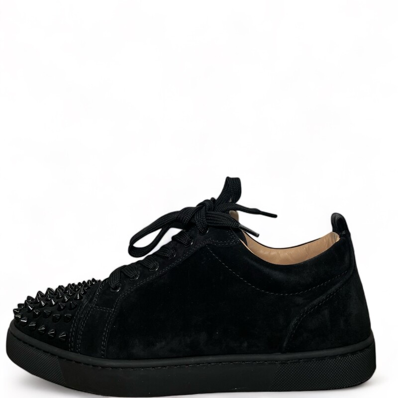Louboutin Louis Junior Spikes, Black, Size41
Christian Louboutin low-top sneakers in polyester and leather
Flat heel
Round cap toe; tonal signature spikes
Lace-up vamp
Pull tab at backstay
Rubber outsole
Made in Italy