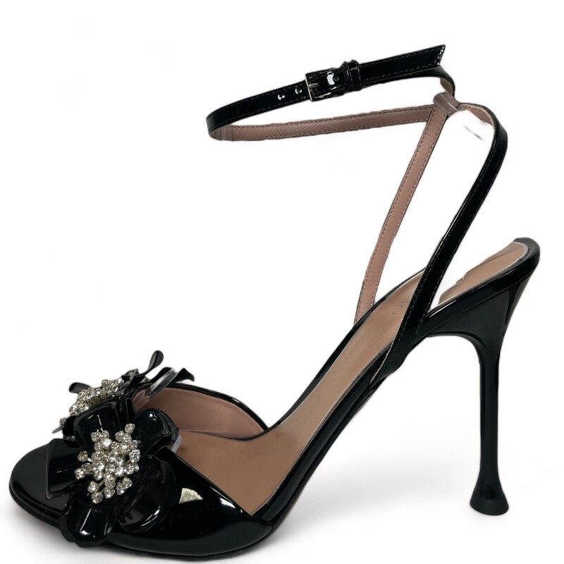 Valentino Wildflower, Black, Size: Size38.5
Delicate wildflower blossoms with sparkling crystal centers crown the toe strap of this ankle-strap sandal elevated on a lofty sculptural heel.
Production year: 2024