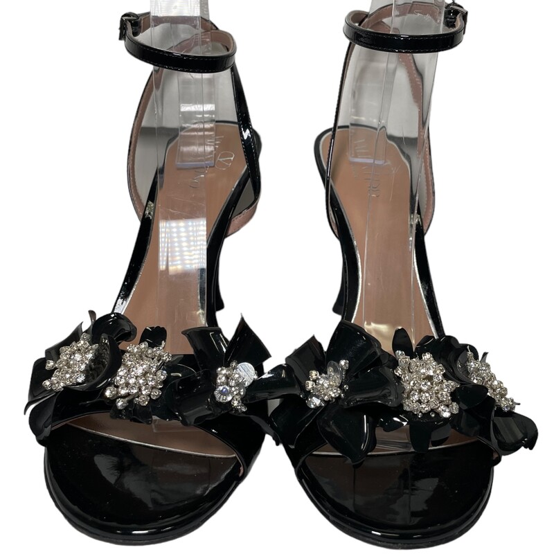 Valentino Wildflower, Black, Size: Size38.5<br />
Delicate wildflower blossoms with sparkling crystal centers crown the toe strap of this ankle-strap sandal elevated on a lofty sculptural heel.<br />
Production year: 2024