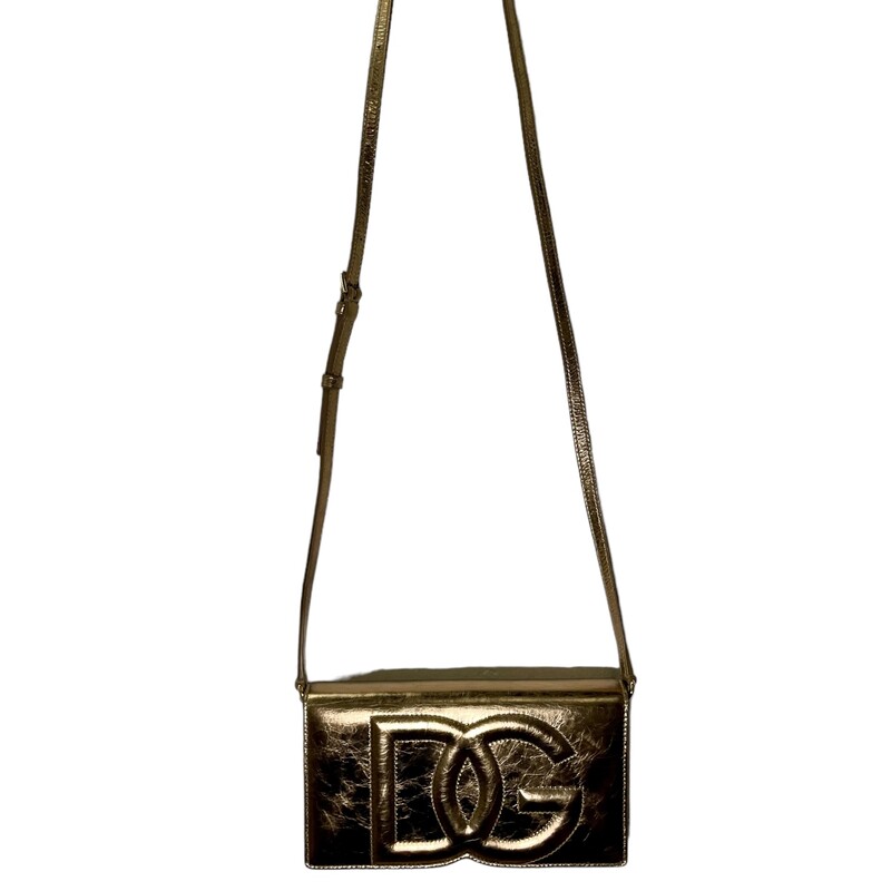 Dolce & Gabbana Bronze Crossbody
Gold Metallic leather
Adjustable Removable Crossbody Strap
Magnetic Closure
Dimensions: 7.5 in Width x 4.25 in Height
Goldtone Hardware