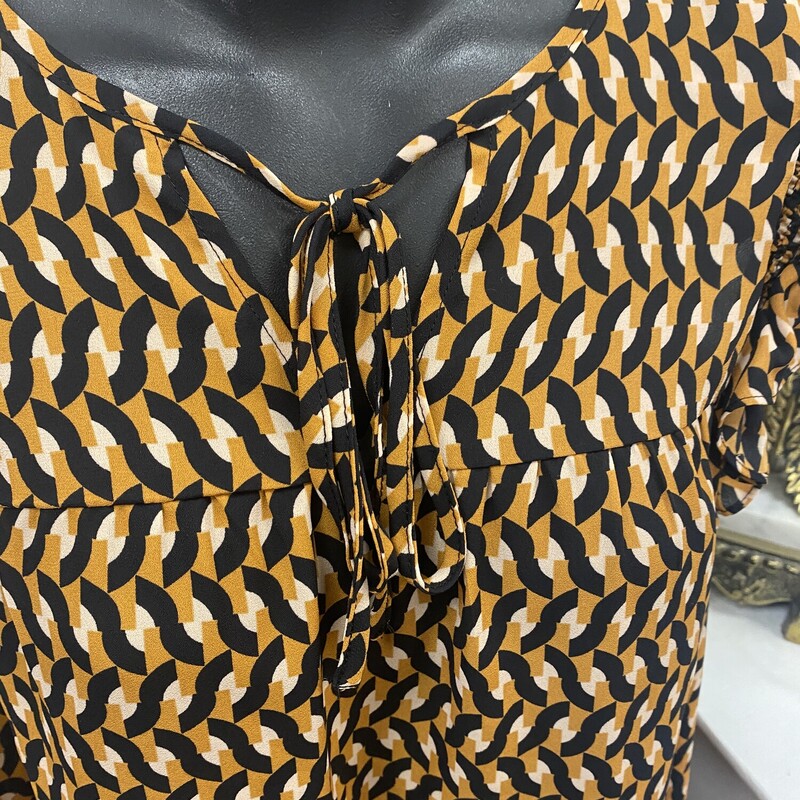 a beautiful complimentary top<br />
ruffle sleeve, slight v with tie at the neckline<br />
loose flowy<br />
great pattern, solid mustard background with black and pale pink design<br />
<br />
Who What Wear, Mustard, Size: L