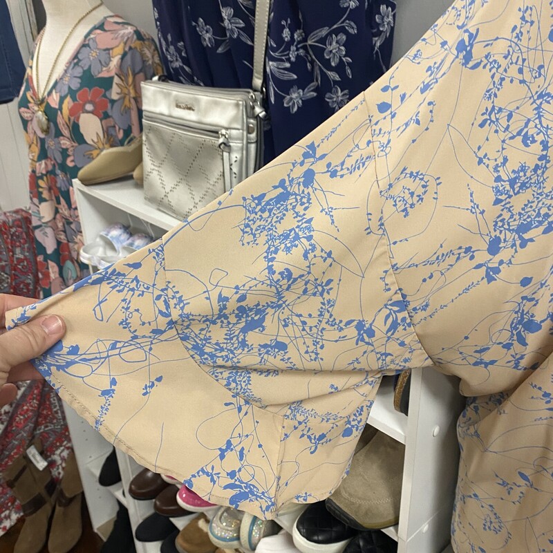 loving the print on this neutral top<br />
gorgeous blue design throughout<br />
open, billowy sleeves<br />
loose flowy fit<br />
ruffle sleeves<br />
criss cross, slight v in the back<br />
slight scoop neck<br />
<br />
Vision USA, Tan, Size: L